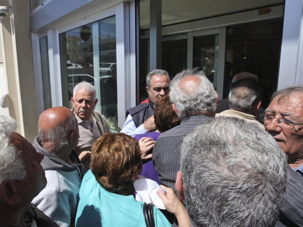 Chipriotas abarrotan la entrada de una sucursal del Banco de Chipre