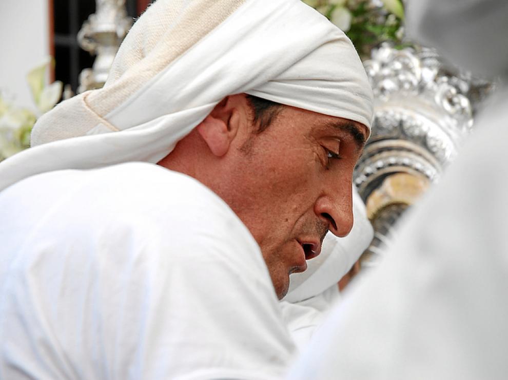 Manolo Jiménez portando la imagen de la Virgen de los Dolores