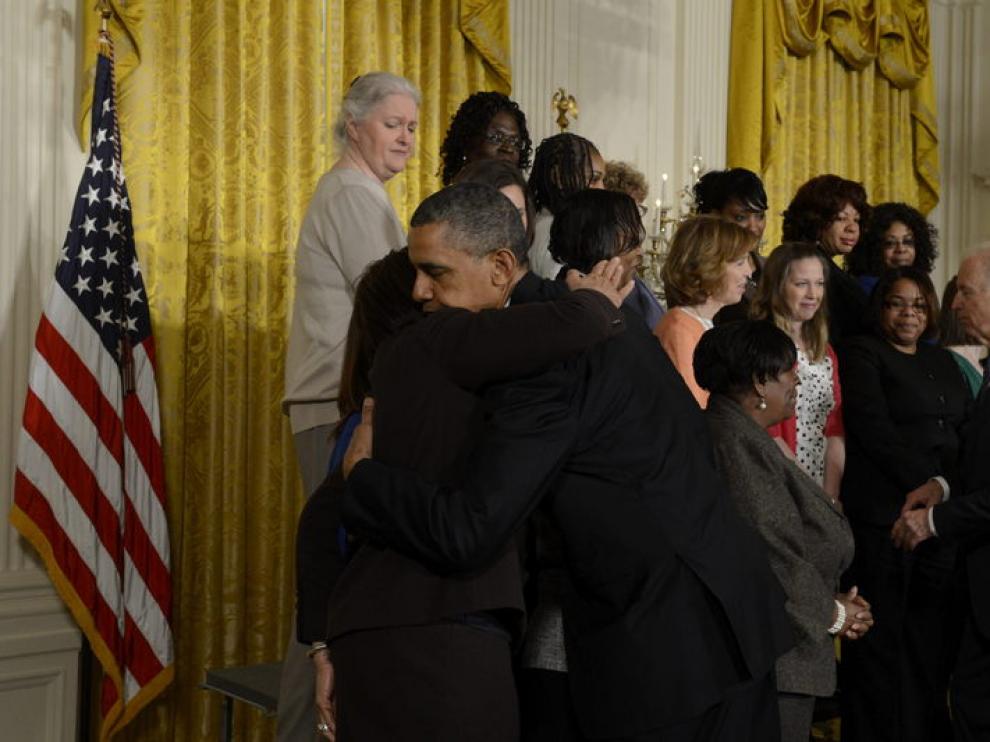 Obama saluda a algunas madres de víctimas del tiroteo en Newtown