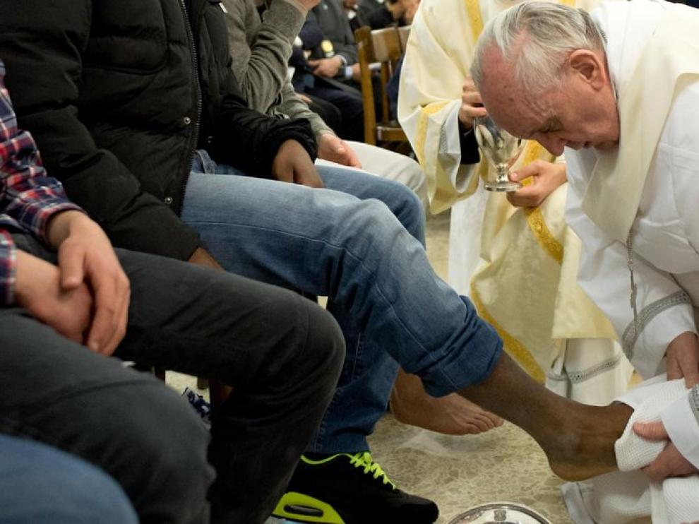 El Papa lava el pie de uno de los reclusos de un centro de menores en Roma