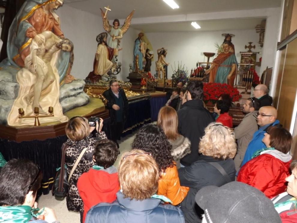 José Luis Gómez, en el centro, explicando los pasos a los turistas