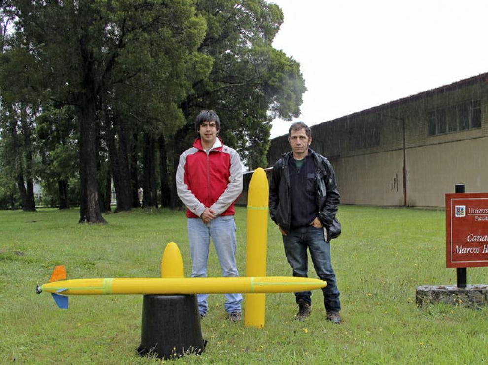 José Vicente Busquets y Ricardo Manzoliz con prototipos de un vehículo submarino no tripulado