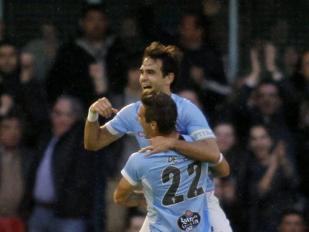 Borja Oubiña celebrando el gol contra el Barcelona con su compañero Enrique de Lucas (22)