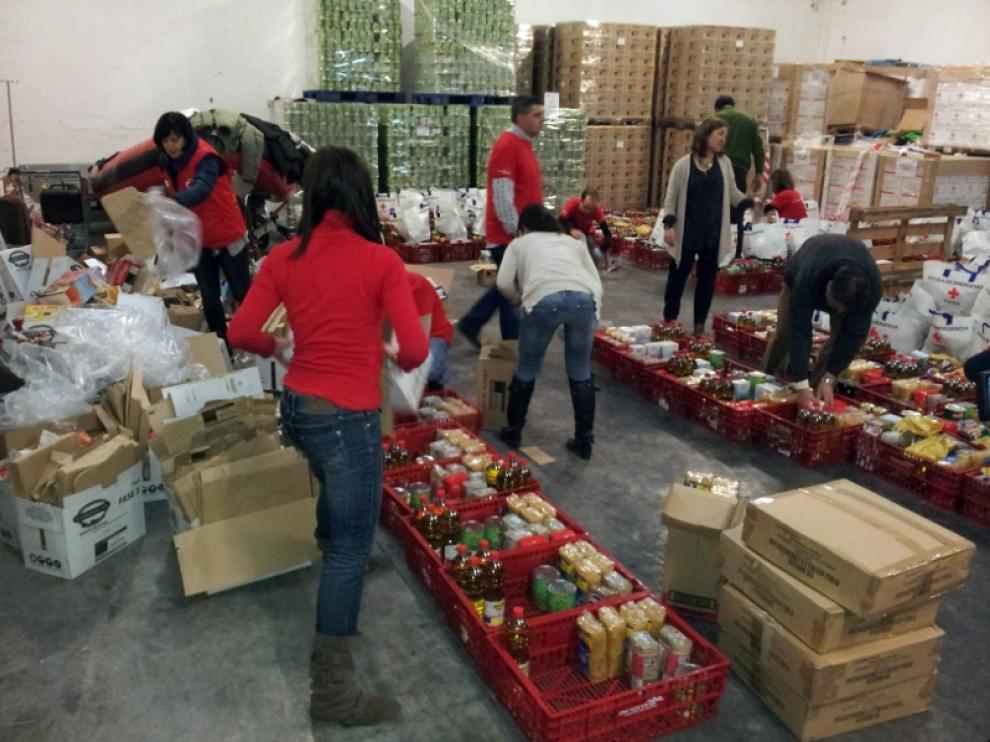 Voluntarios organizando lotes de alimentos