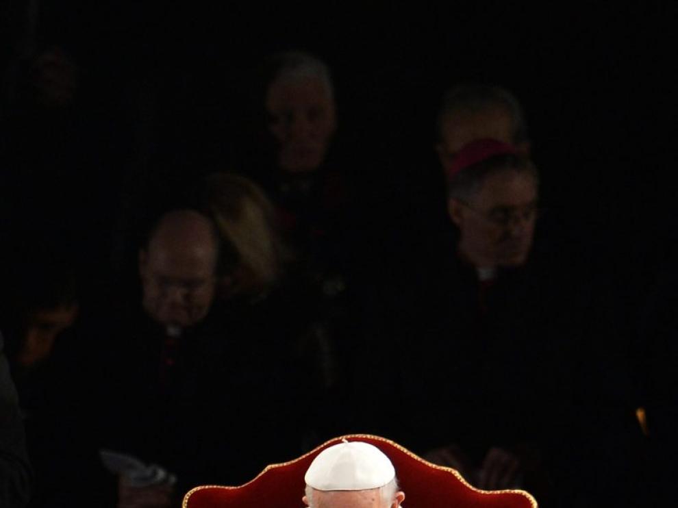 El Papa rezando ante el Coliseo de Roma