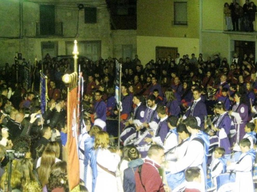 Cuando llegó la medianoche, los cofrades de Almudévar rompieron la hora
