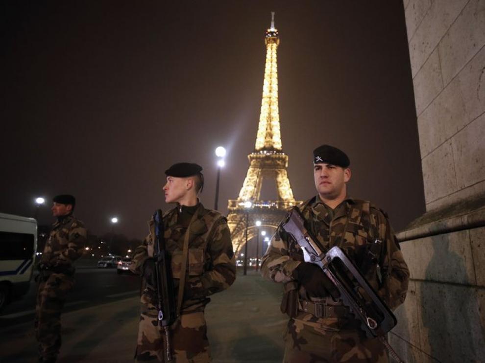 Foto de archivo de militares franceses vigilando la zona de la torre Eiffel.