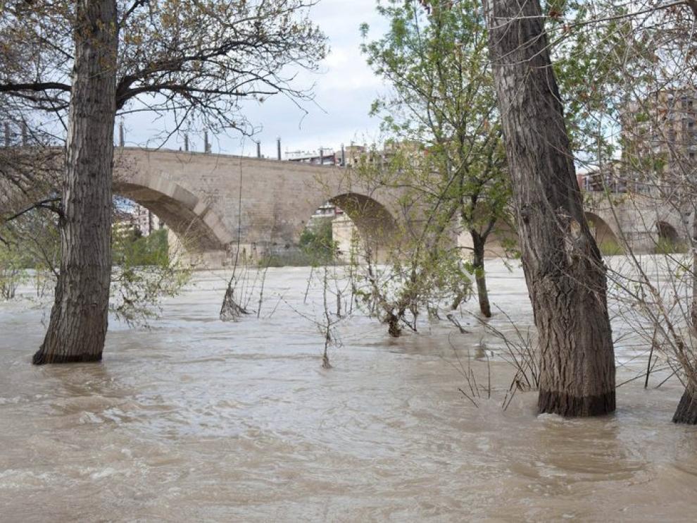El río Ebro, este sábado a su paso por Zaragoza
