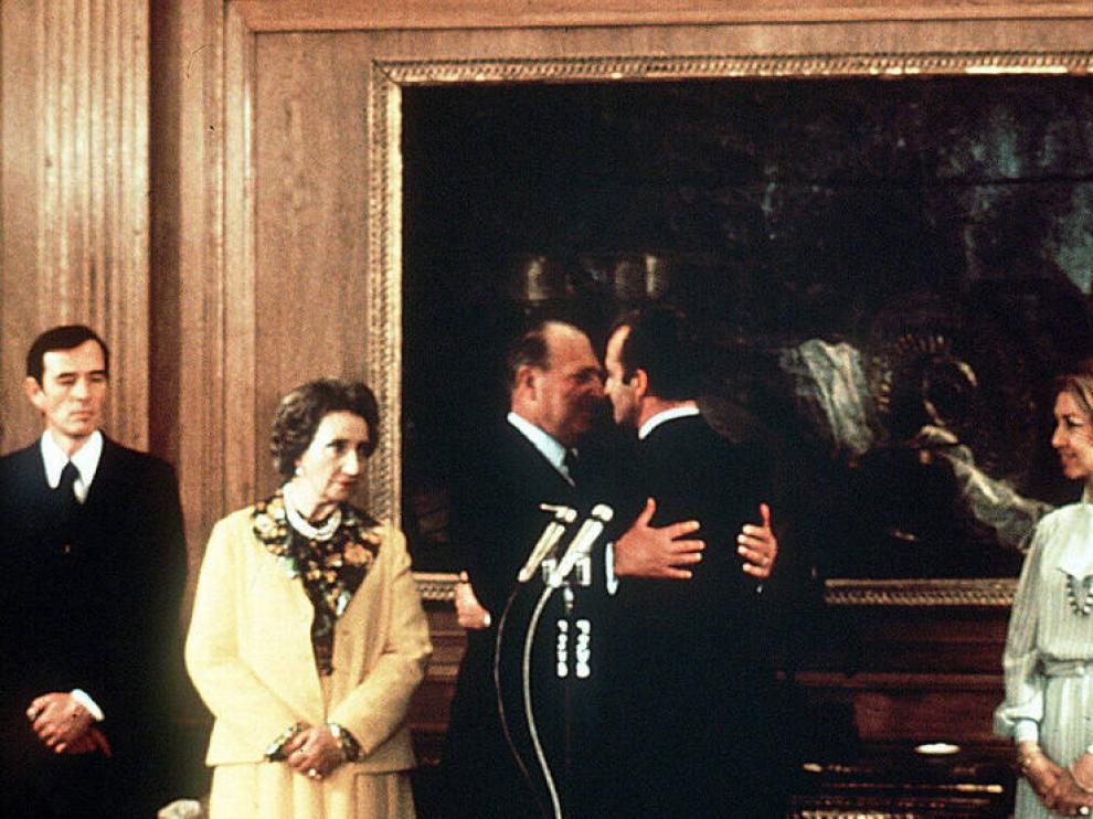 Momento en el que Don Juan cedió los derechos dinásticos a Don Juan Carlos en 1977