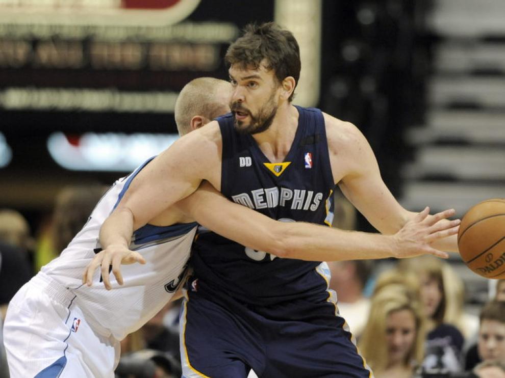 Marc Gasol es marcado por Stiemsma, de los Timberwolves