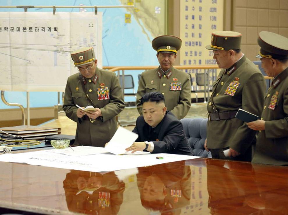 El líder de Corea del Norte, Kim Jong-un, sentado