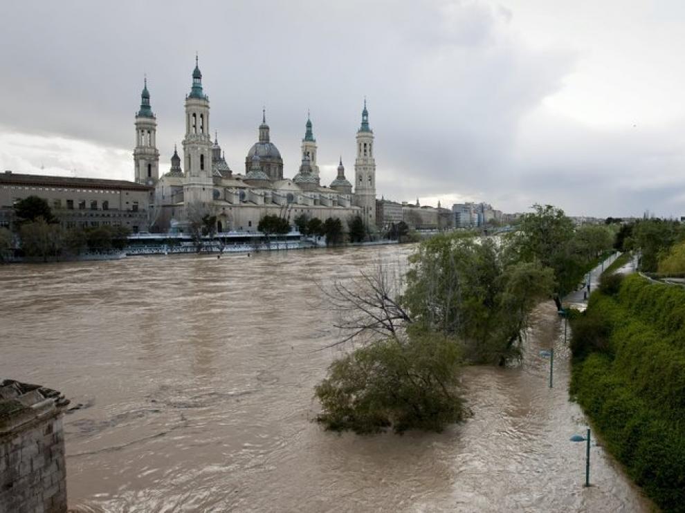 El Ebro supera los cuatro metros a su paso por Zaragoza