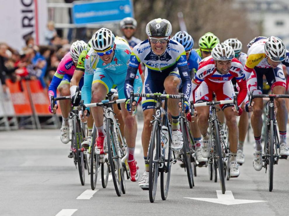 Vicioso, a la derecha de la foto, en pleno sprint