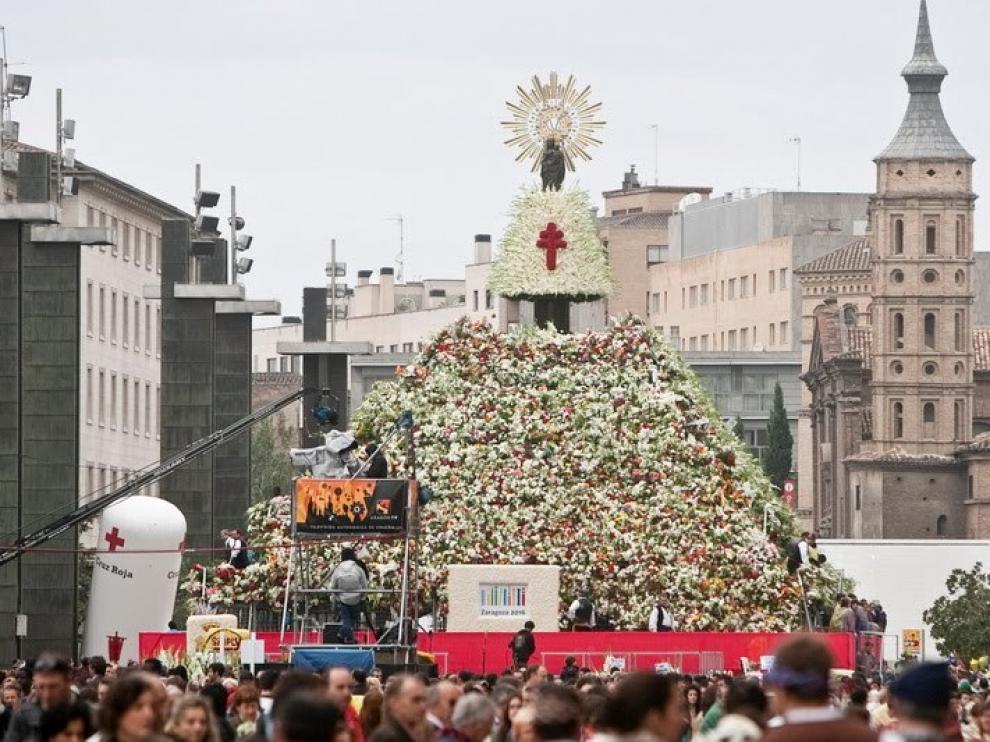 Este año, el manto de la Virgen del Pilar será blanco