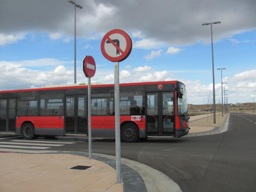 La línea 59 del autobús urbano llega desde este lunes al nuevo barrio zaragozano