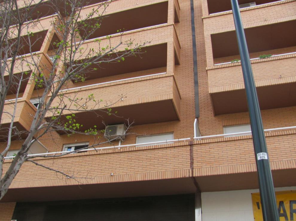 Grietas en la fachada del edificio de la avenida de Las Estrellas de Valdefierro