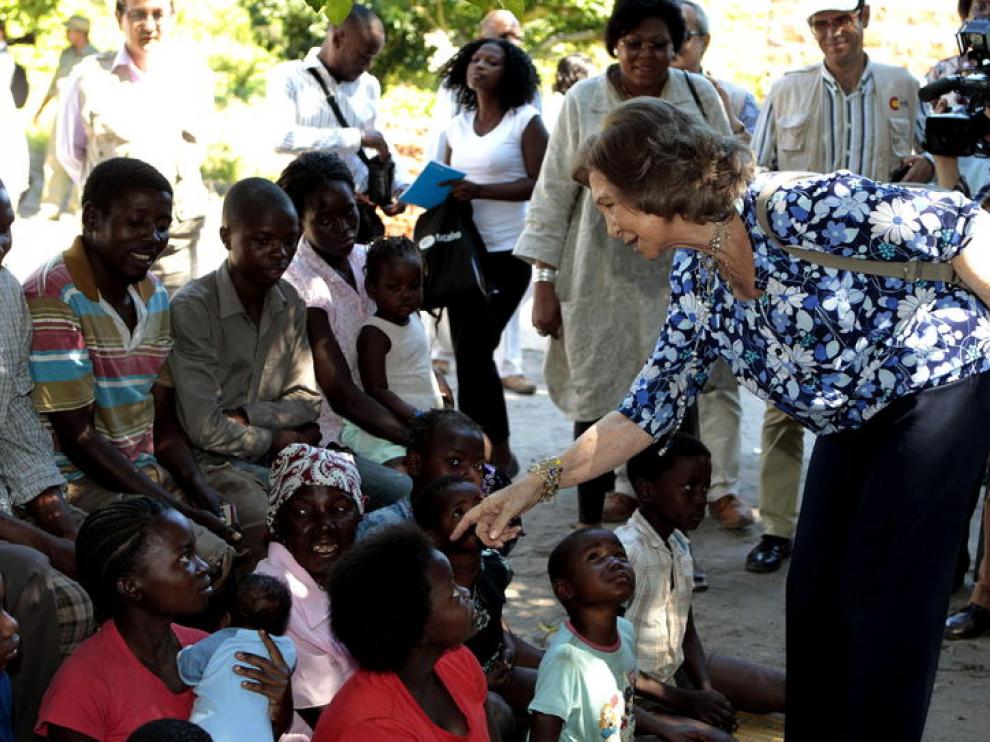 Doña Sofía saluda a unos niños en Manhiça