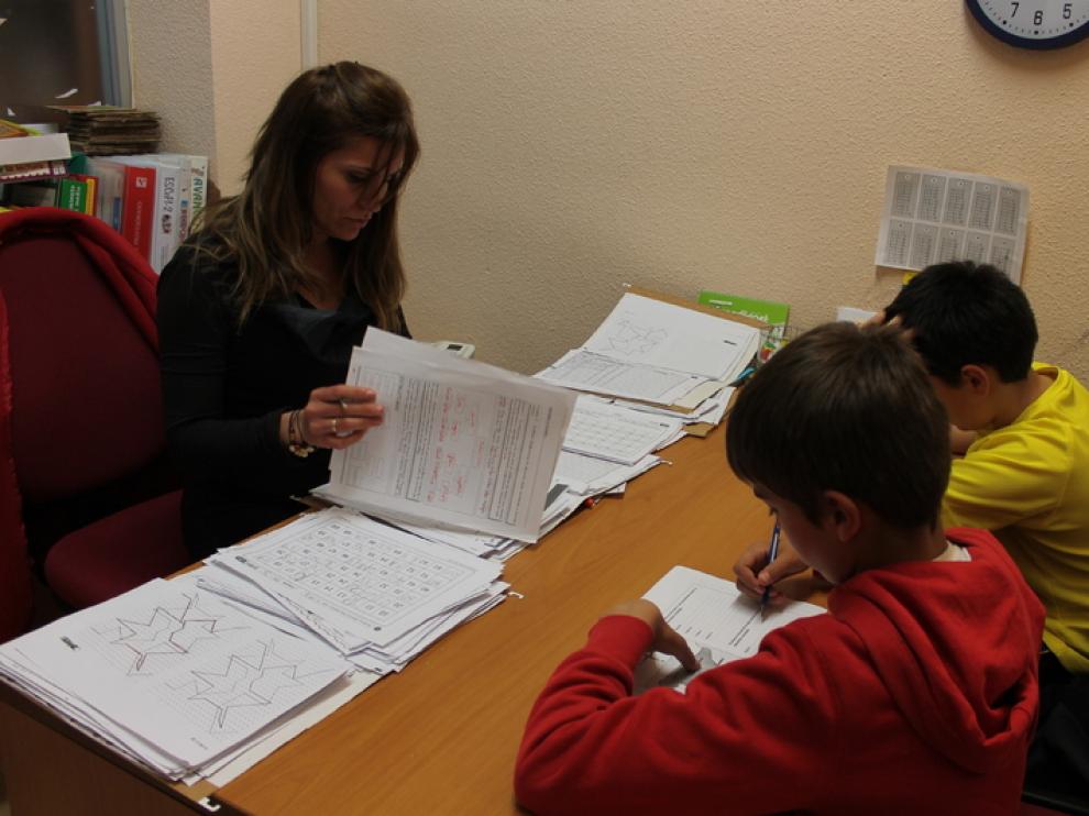 Ímagen de archivo de dos niños con TDA-H realizando ejercicios para focalizar la atención en la asociación aragonesa AATEDA.