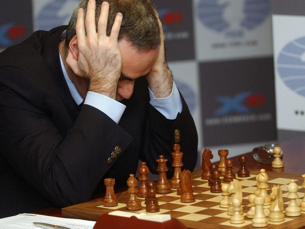 Gary Kasparovb, concentrado en una partida