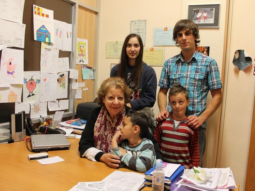 Bárbasa Sánchez, con sus hija, sus dos nietos y un voluntario, en el despacho de la Asociación AATEDA.