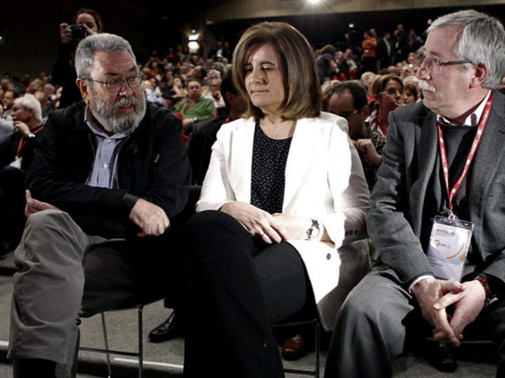 El recién reelegido general de UGT, Cándido Méndez (i), junto a Fátima Báñez e Ignacio Fernández Toxo