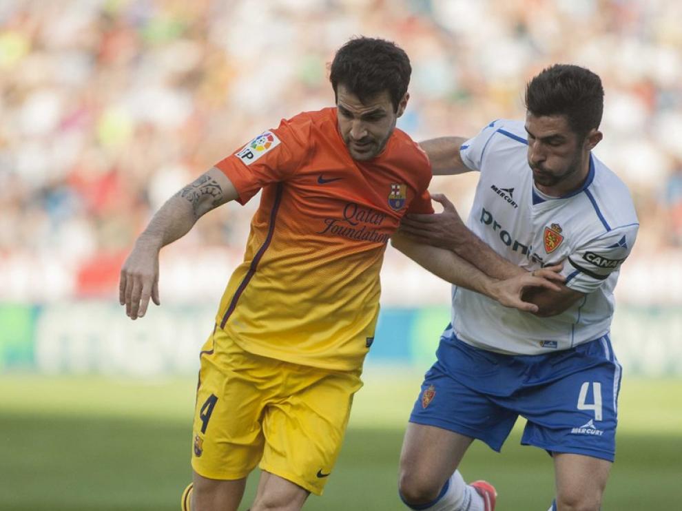 El jugador del R.Zaragoza Álvaro, con Cesc, en el duelo ante el Barcelona