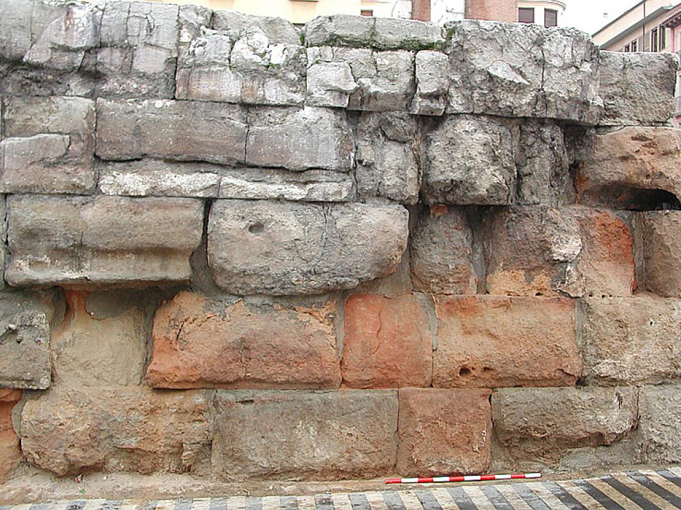 Los daños se reflejan en los sillares de la hilada superior de la muralla.