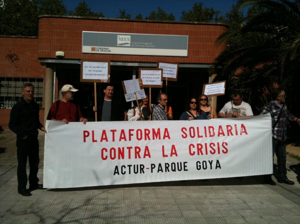 Concentración ante la sede del IASS en el Actur