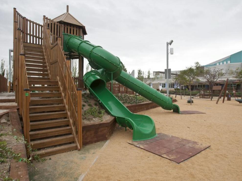 El alcalde de Zaragoza, Juan Alberto Belloch, ha inaugurado este viernes una zona infantil en el Parque del Agua.