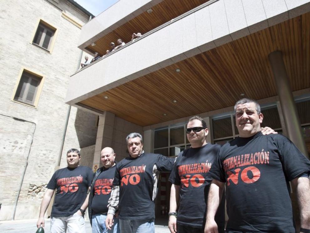 Trabajadores de Casting Ros, ante las puertas del SAMA en Zaragoza