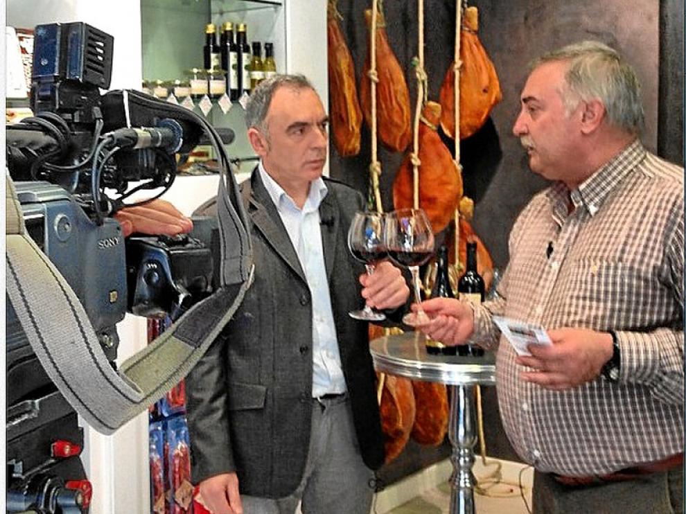 Un momento de la cata televisada con José Antonio Martín, gerente de Vinae Mureri