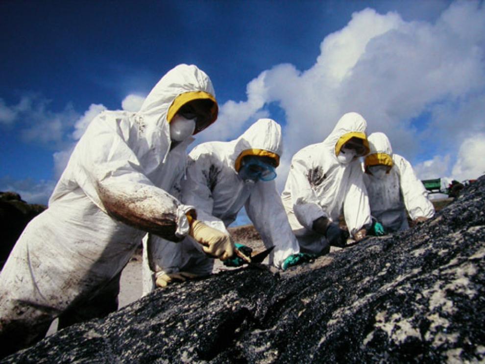 Voluntarios aragoneses durante las labores de limpieza en Galicia, en 2003