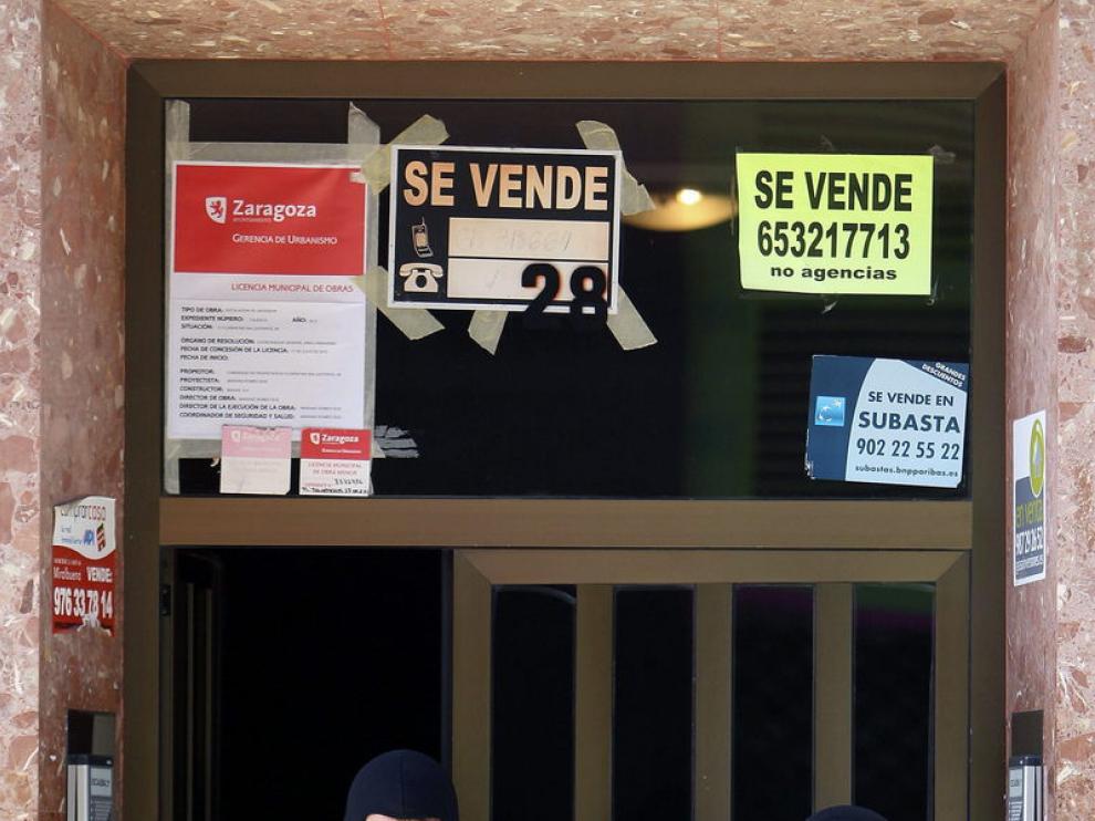Agentes de la Policía, en el domicilio del detenido en Zaragoza. Efe