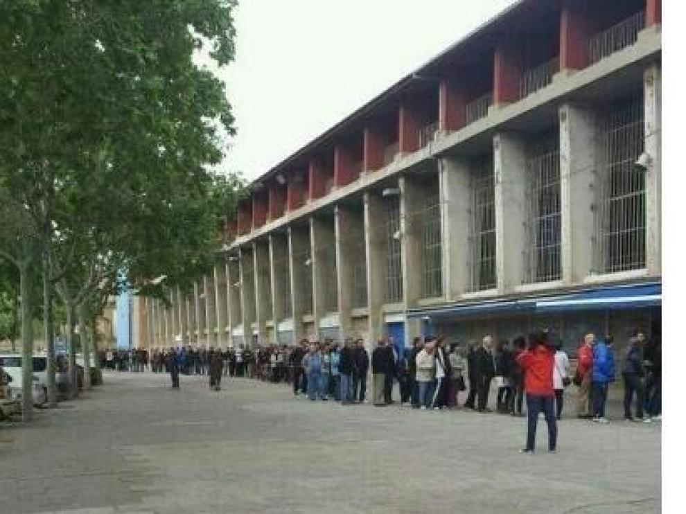 Desde primera hora de este jueves, los aficionados del Real Zaragoza se han acercado a comprar su entrada