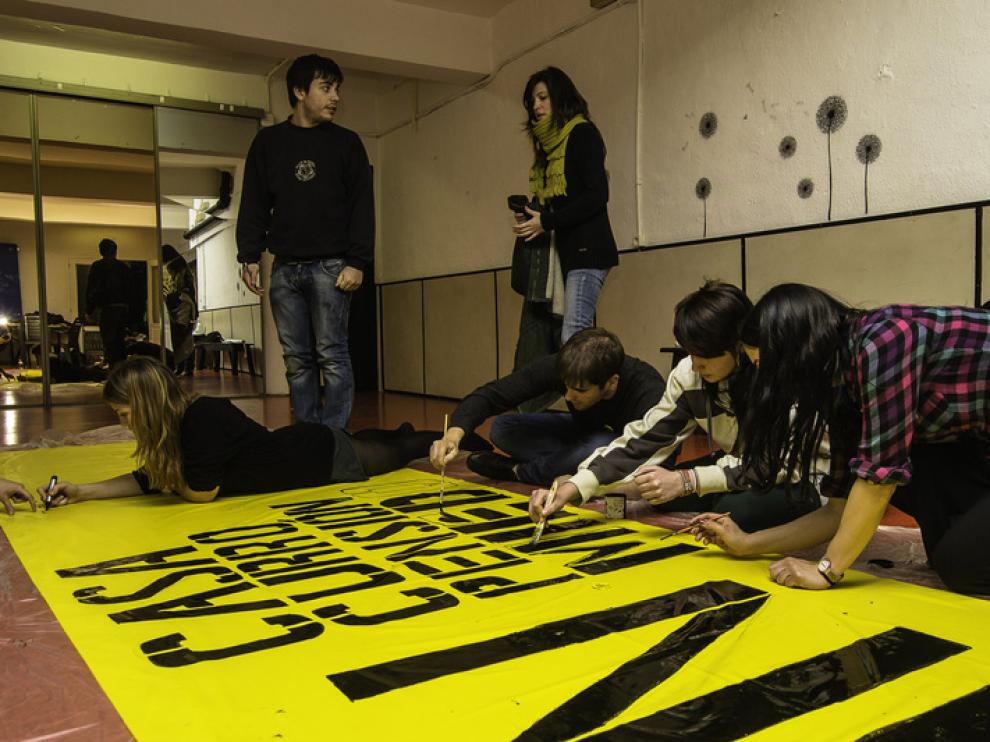 Los miembros de Juventud Sin Futuro hacen una pancarta