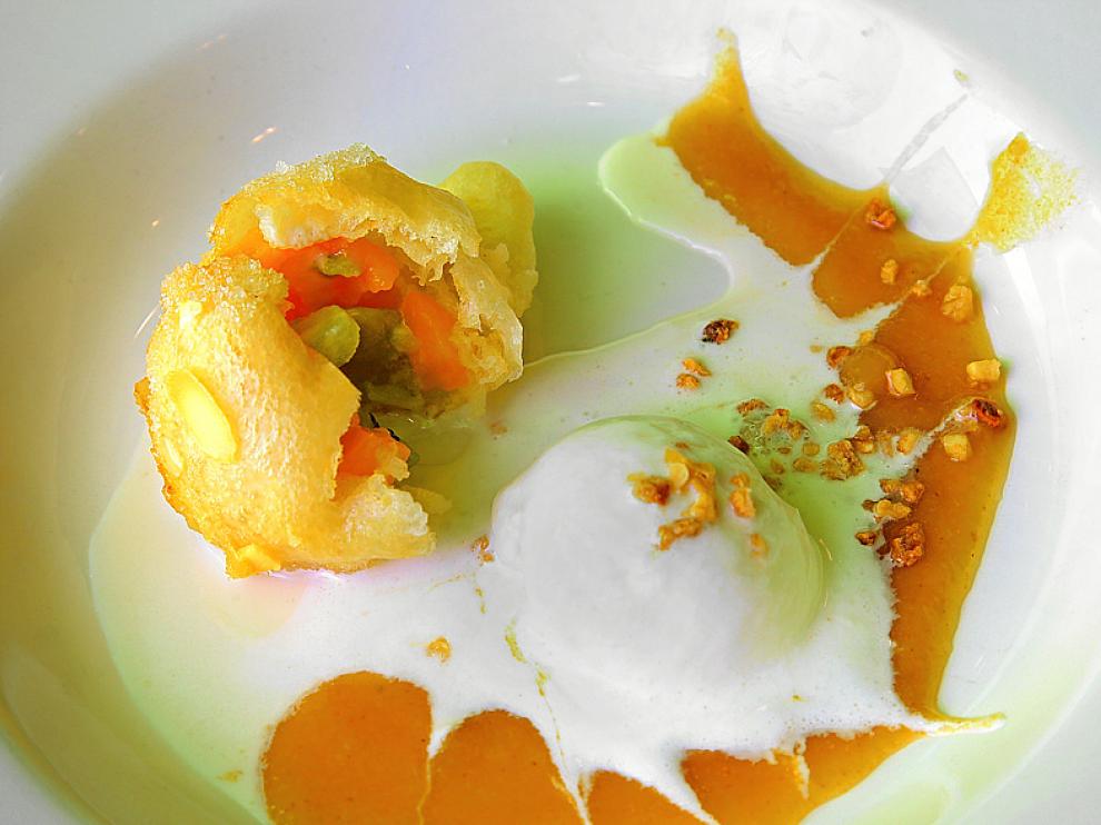 Buñuelo de níspero relleno de kiwi