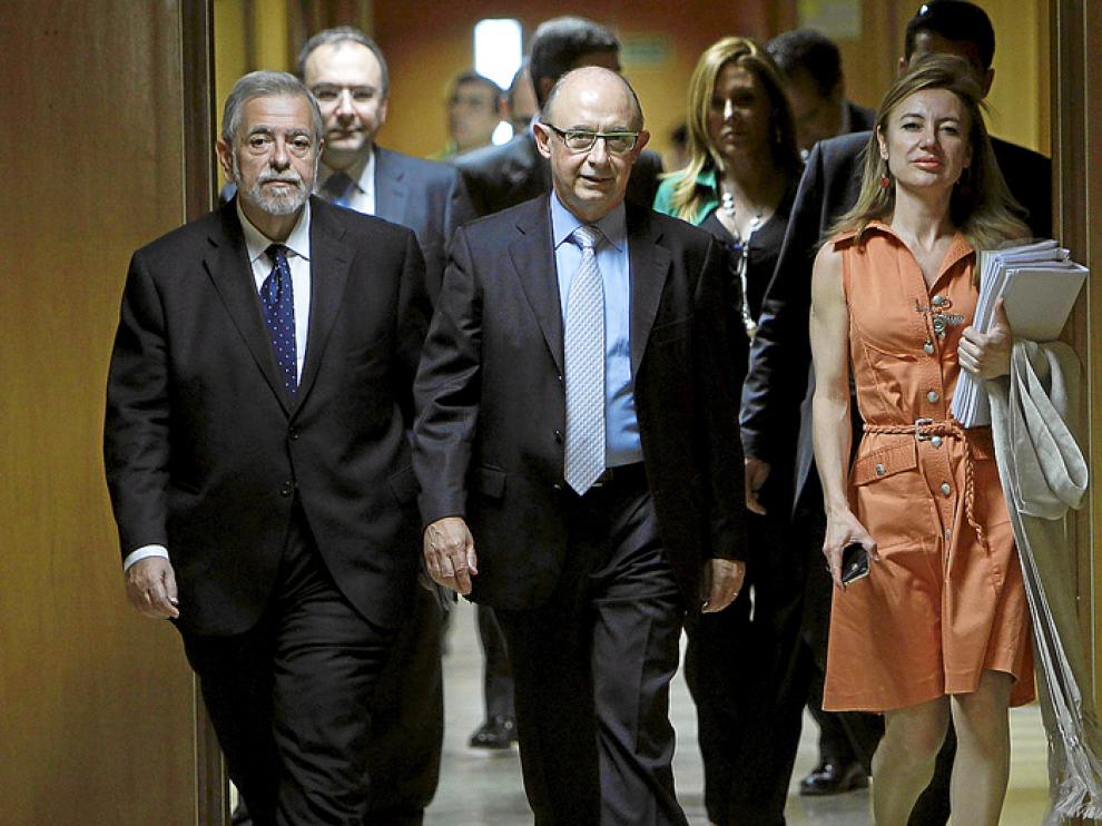 El ministro Montoro, escoltado por los altos cargos de Hacienda Antonio Beteta y Marta Fernández