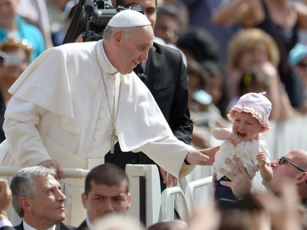 El papa Francisco ha paseado por la plaza de San Pedro para saludar a los fieles
