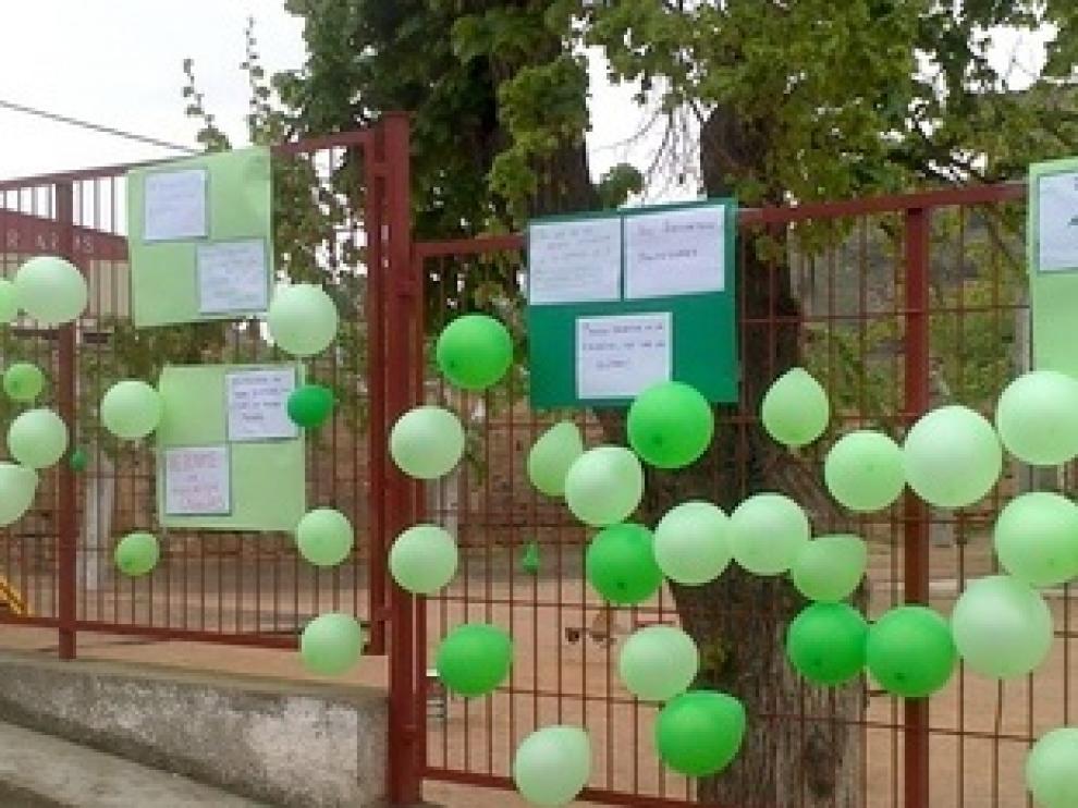 El Colegio de Albalate tiene este aspecto en protesta por el traslado
