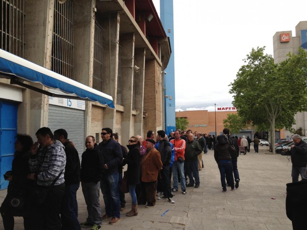 Filas en las taquillas de La Romareda para el partido contra el Rayo