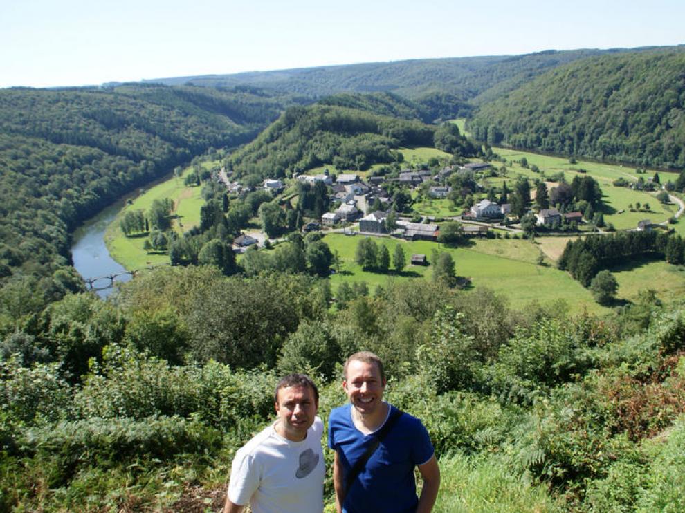 Juan Antonio Fernández (izda.) con su pareja, en Bélgica