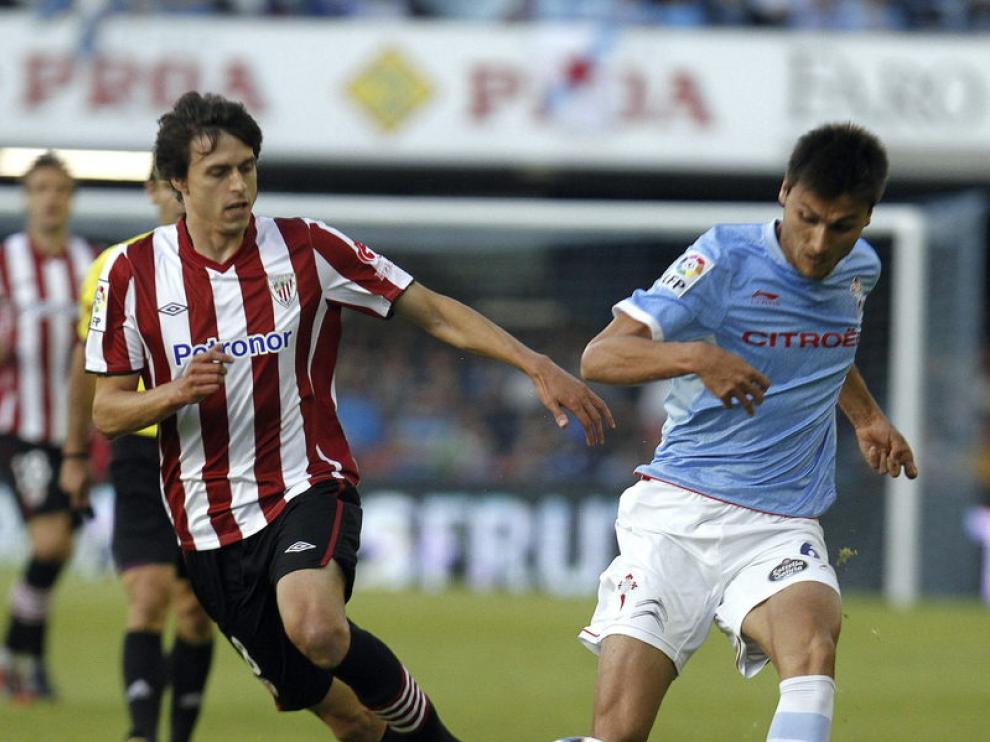El defensa del Celta Jonathan Vila lucha un balón con el centrocampista del Athletic Ander Iturraspe