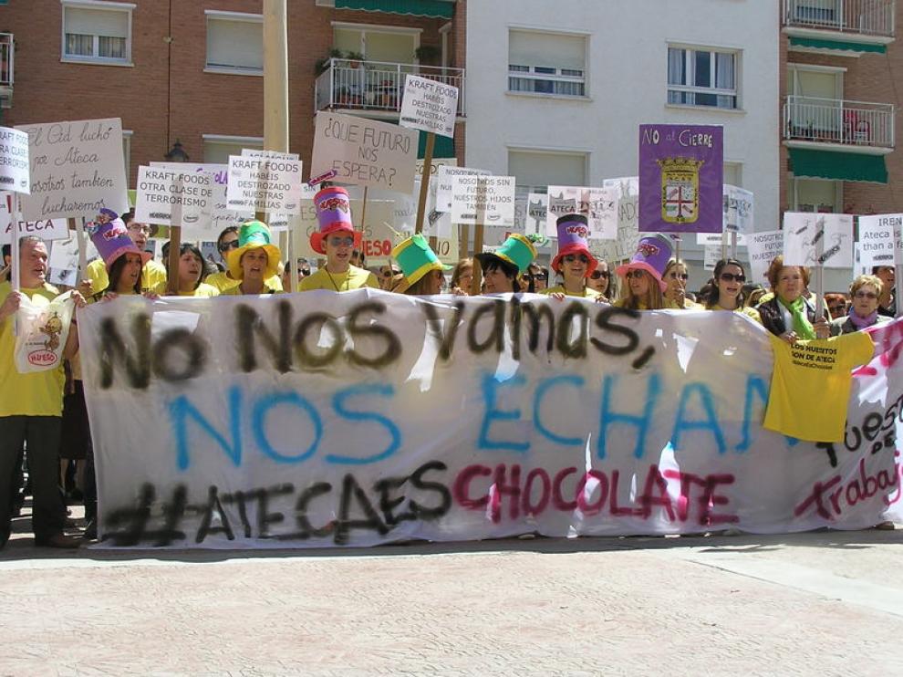 Centenares de vecinos asisten a una chocolatada en contra del cierre de la fábrica de Huesitos