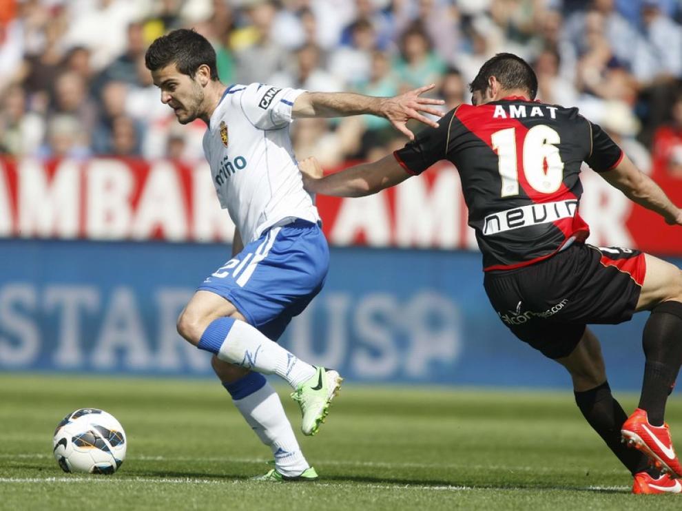 El jugador del Real Zaragoza Víctor supera a Amat