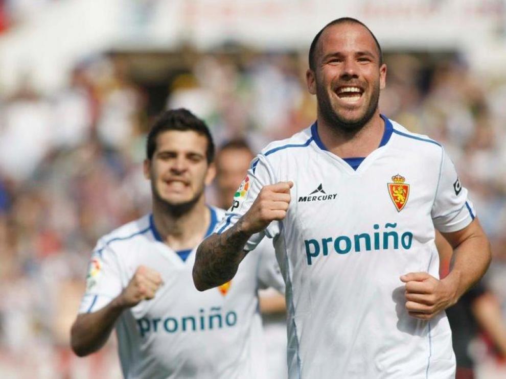 Apoño celebra el gol de penalti del Real Zaragoza frente al Rayo