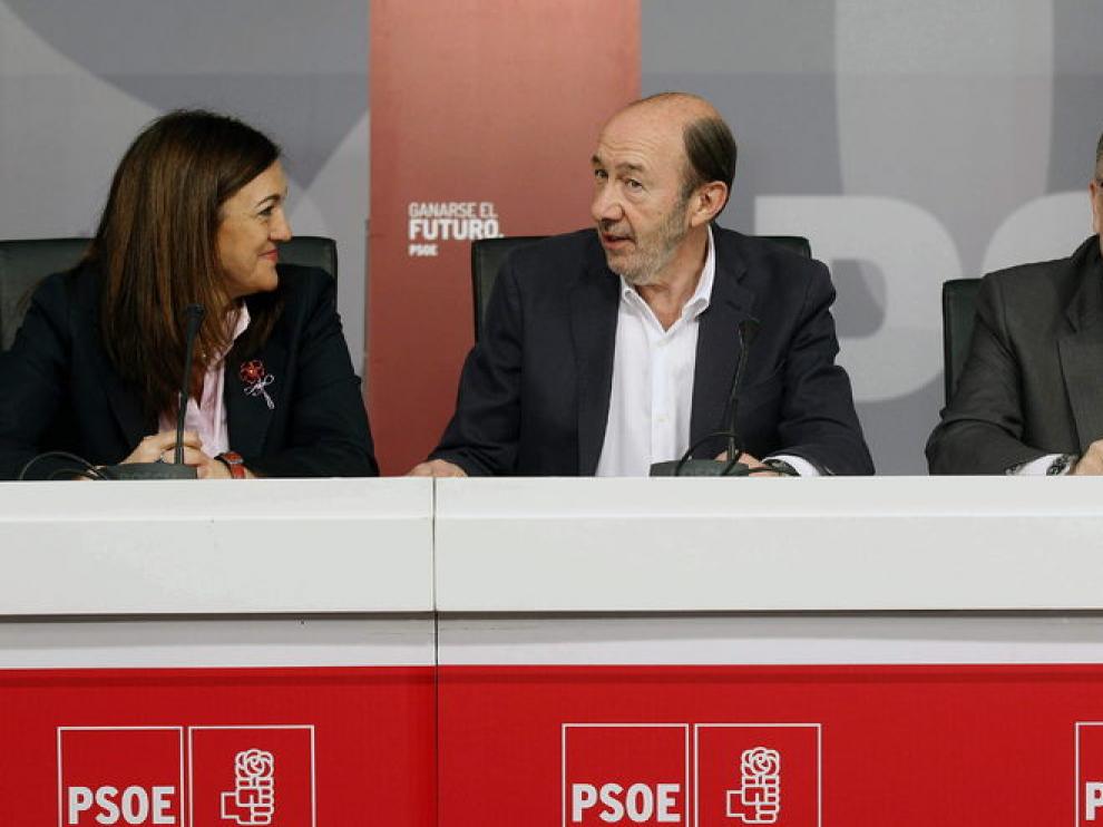 Rubalcaba, junto a la portavoz Soraya Rodríguez y Marcelino Iglesias