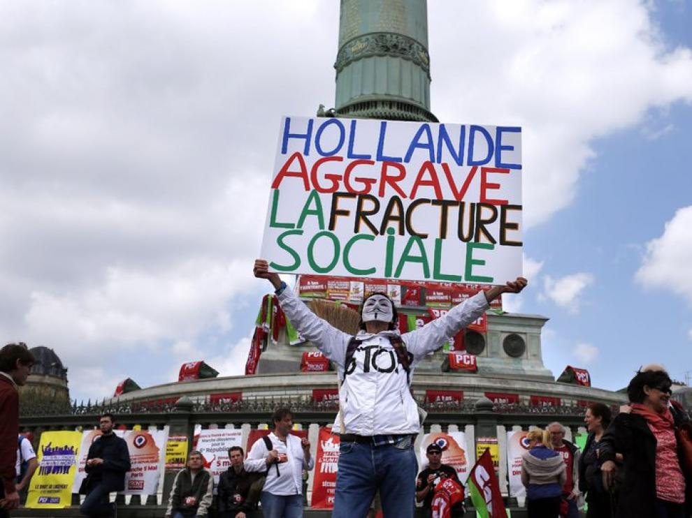 Un manifestante critica a Hollande