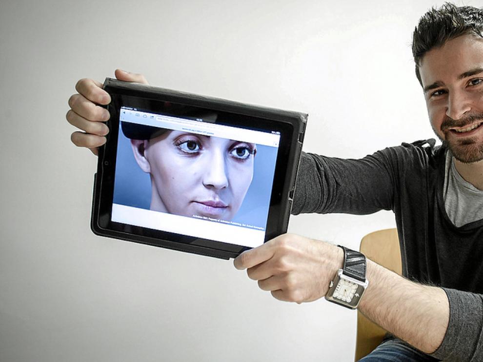 Jorge Jiménez, con la imagen de uno de los personajes con los que ha trabajado