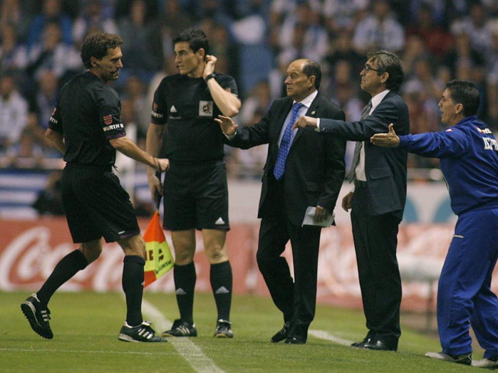 Fernando Vázquez, entrenador del Deportivo, en un partido de su equipo