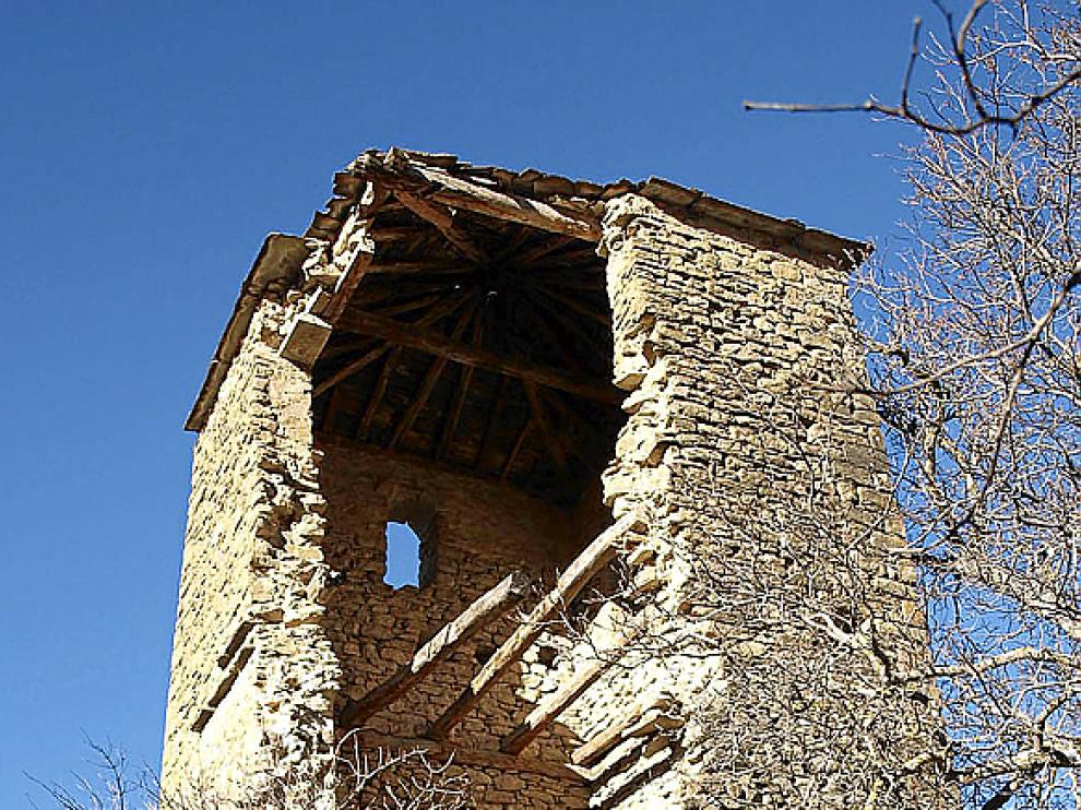 La torre de la iglesia, inicialmente construida para la defensa, ha visto cómo se derrumbaba parte de dos de sus muros laterales.